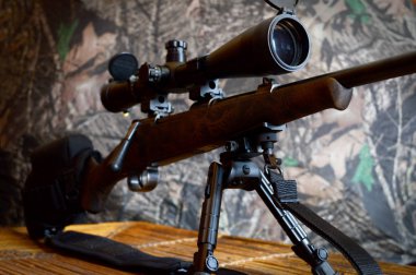 Tüfeği Bipod üzerinde