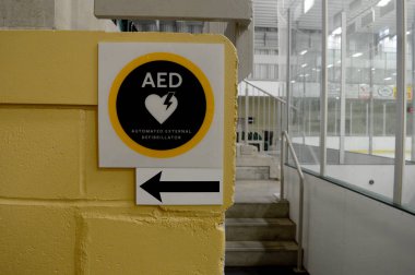 En düşük AED acil işareti