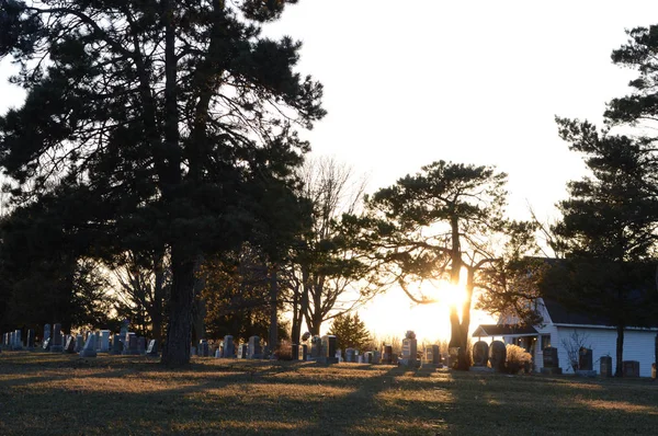 Malebné Sunsetting hřbitov — Stock fotografie