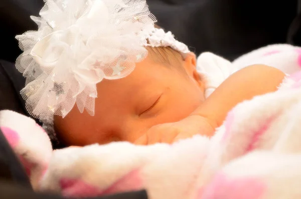 新出生的婴儿女孩 — 图库照片