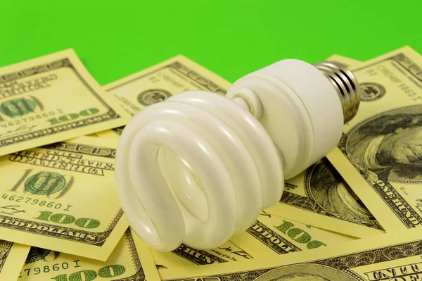 Närbild Bild Konceptualisera Amerikanska Pengar Och Cfl Glödlampa För Miljövänliga — Stockfoto