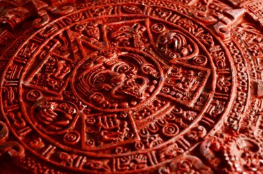 El yapımı Maya takvimindeki desenli ayrıntıların yakın görünümü.