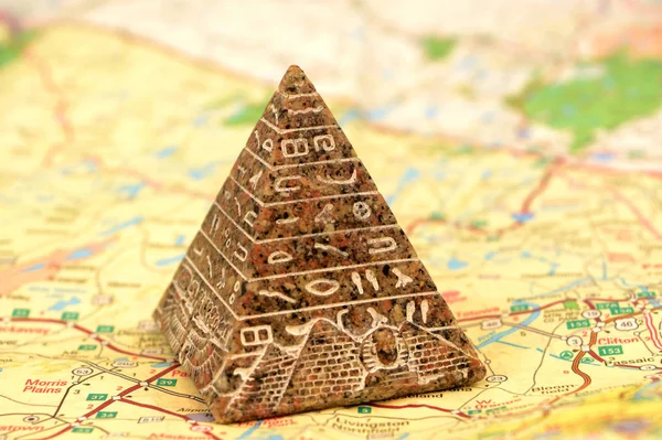 Piccolo Souvenir Piramide Egiziana Scolpita Pietra Sopra Una Mappa Concetti — Foto Stock
