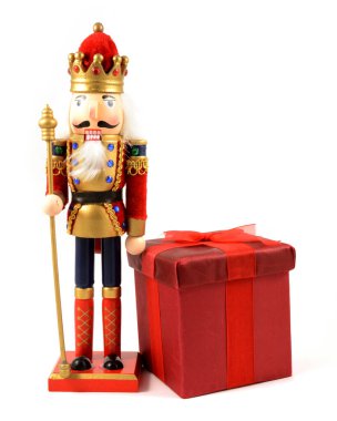 Kırmızı bir Noel hediyesi olan bir kral fındıkkıran görüntüsü..