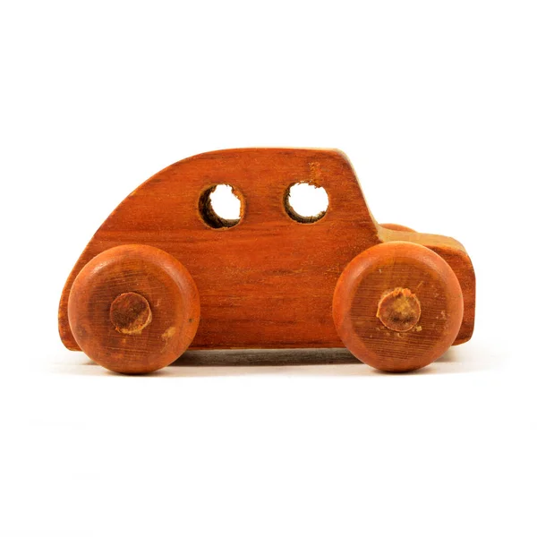 木製の車のおもちゃの白い背景のビューに隔離された — ストック写真