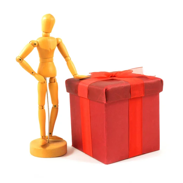 一个孤立的白色背景图像上的一个木匠雕像和一个红色礼品盒 用带子包裹着 — 图库照片