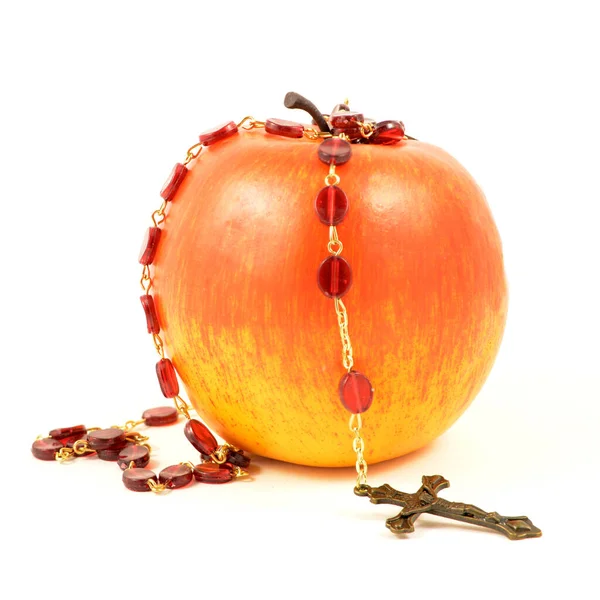 白色背景上的一个孤立的红苹果和基督教念珠 — 图库照片