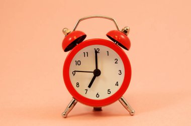 Kırmızı alarmlı saatin pembe arkaplan görüntüsü 7 kilitlenmeye ayarlı..