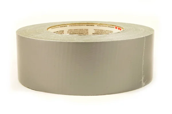 白い背景の上のダクトテープの孤立したロール — ストック写真