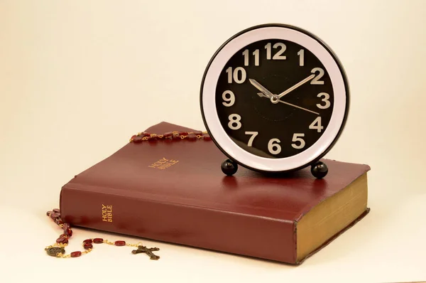 Clock Holy Bible Come Together Warm Pink Background Give Meaning — Stock Photo, Image