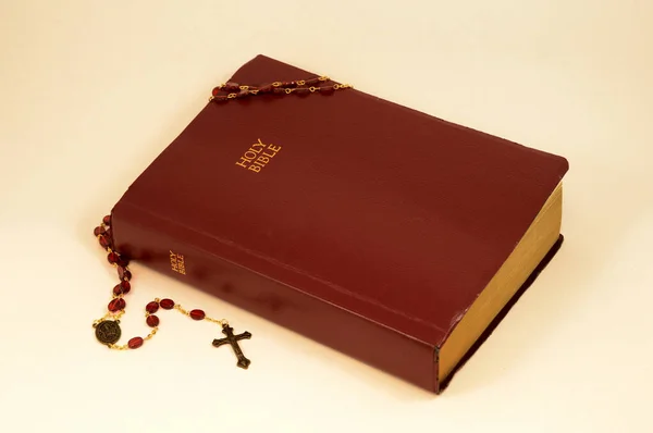 Крупный План Святой Библии Четки Светло Розовом Фоне — стоковое фото