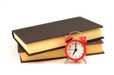 Kırmızı alarm saati olan izole bir kitap seti..