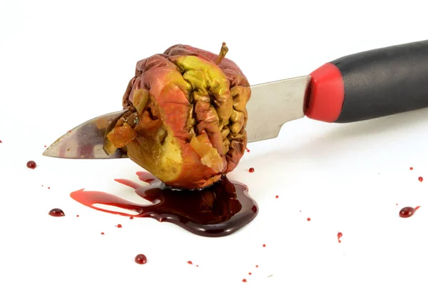 Kanlı Bıçak Yarası Olan Çürük Bir Elmanın Yakın Çekimi — Stok fotoğraf