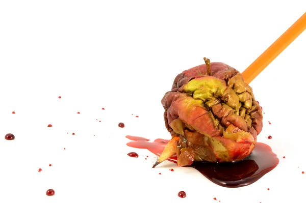 Bir Çürük Elmanın Kanı Dökülen Bir Kalemle Bıçaklanmasının Yakından Görüntüsü — Stok fotoğraf