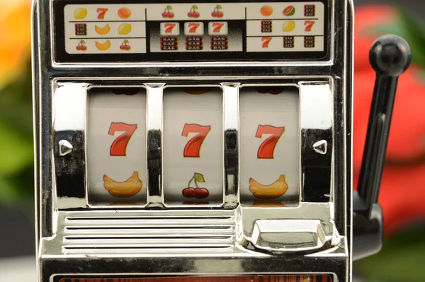 Widok Zbliżenie Szczęśliwego Zwycięzcy Jackpot Automacie — Zdjęcie stockowe