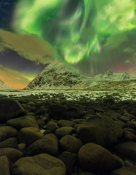 Dikey fotoğraf Aurora Borealis, Lofoten, Norveç. Stok Fotoğraf