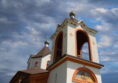 Beyaz Altın Kubbe closeup ile Hıristiyan kilise mimarisinde boya içinde siyah ve portakal ile