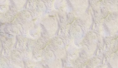 Mavi kumaş üzerine eski rahat kaplumbağa yakın ilgi ile görünüyor