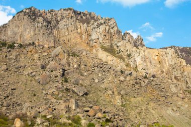 yüksek dağ yamacı dağlara büyük sefer boyalı küçük taşlarla kaplı