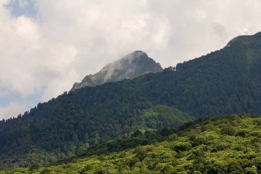 top of Rock'tan bulutlar kara sevdanın Vadisi Dağ görünümünde seyahat