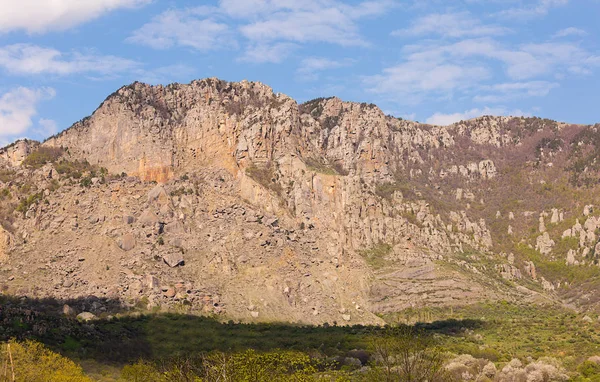 kayalık ridge ufalanmış yamaç ulaşılmaz yüksek dağ ile yürümek