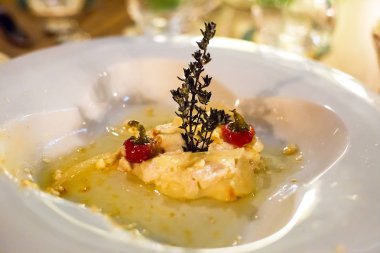 Biberiye ve biber beyaz figürlü tabakta bir delikanlı ile marine edilmiş aromatik lezzetli peynir