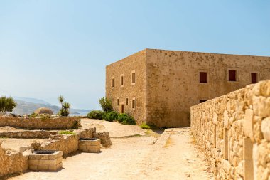 Yunanistan Crete Rethymnon Fortezza kalıntıları arazisinde eski bir ev. Tarihi bina İtalya