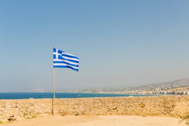 Rethymnon Yunanistan Girit Adası eski Kalesi Fort Fortezza kale duvar arka planda Akdeniz Yunan bayrağı geliştirir