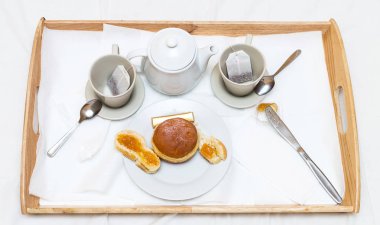 Güzel kokulu çay taze romantik kahvaltı tepsisiyle pişirme ve beyaz arka plan üzerinde jam