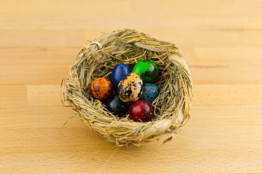 saman renkli ahşap bir masa üzerinde duran küçük Bıldırcın yumurta ile iç içe