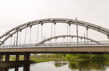 Beyaz Rusya - Brest Cumhuriyeti eski gri renk metalik köprü nehir Brest Cumhuriyeti Beyaz Rusya-Mayıs 2016 arasında kemer