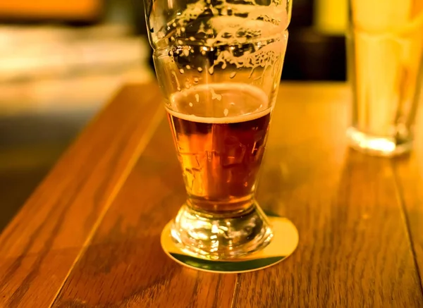 Szkła Spienionym Piwem Pijany Pyszne Bursztynu Stoi Drewnianym Stole — Zdjęcie stockowe