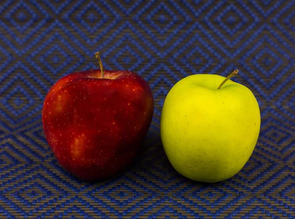 Duas Maçãs Grandes Suculentas Amarelo Vermelho Fundo Tecido Com Losango — Fotografia de Stock