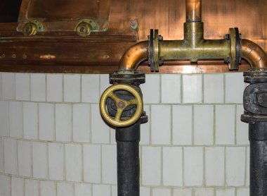 Bira eski sistem boru üretimi vana dolum karşı beyaz fayans yemek pişirmek için bakır kapları ile