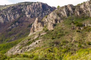 yamaç eğim ile yeşil yürüyüş büyüleyici taş tepeler ile kaplı.