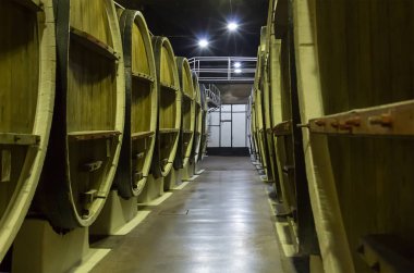 ışıklı bir depo bir taş temel üzerine ahşap varil satır