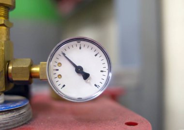 Ölçer basınç göstergesi bir ok ile sol sektöründe çalışan ekipman parçası