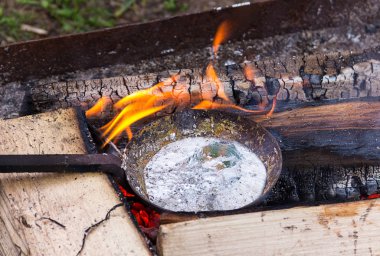 erimiş sıvı gümüş metal teneke alüminyum ateşte eski füme kepçe