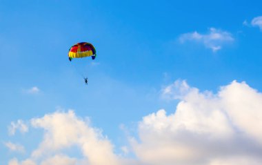 Skydiver mavi gökyüzü beyaz bulutlar aşırı tatil eğlence içinde yüksek