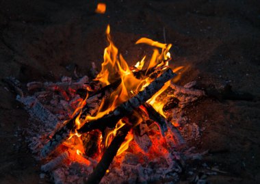 karanlık bir Güney gece yolcuları Barbekü durdurmak bir üzerinde parlak sıcak kamp ateşi