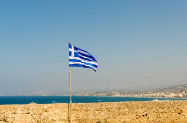 Girit, Yunanistan ada ada Girit Castle Fortezza - Venedik savunma kalesi - Temmuz 2016 Yunan bayrağı