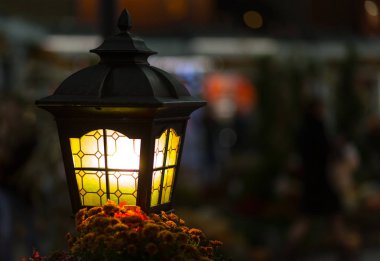 Işık fener karanlıkta sokak. Vitray windows yakın çekim bulanık şehir arka plan ile lamba