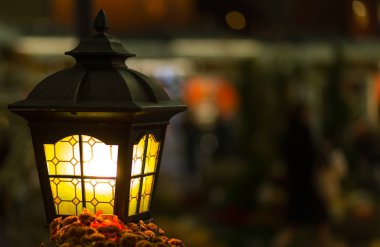 Sihirli sokak lambası yakın çekim ile boşaltmak. Bulanık bir arka plan üzerinde sıcak fener ışık