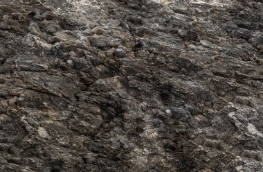 yıpranmış, çukurların karanlık dağ uçurumdan doğal yüzey parçası Grunge arka plan doku eski taş duvar