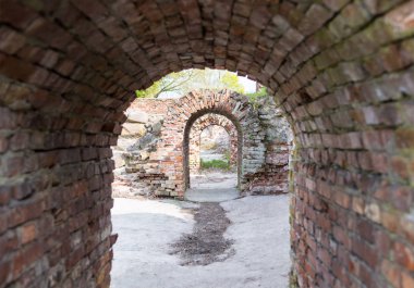 Bina kalıntıları eski tuğla bina çimento zemin, catacombs parçası tünel kemer
