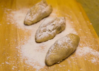 kek dolguları ile oluşumu. ham ahşap arka plan üzerinde fırında hazırlama önce