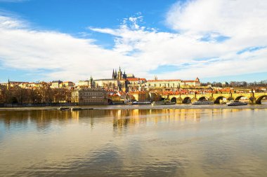 Vltava Nehri Prag Charles Köprüsü görünümü küçük ülke merkezinin görünümü Cathedral St. Witte Prag Kalesi. Çek Cumhuriyeti Şubat 2017