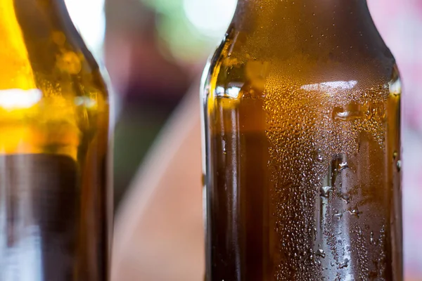 Dwa Brązowe Piwo Butelka Ciemny Spoceniu Szczegół Tło Podstawę Pub — Zdjęcie stockowe