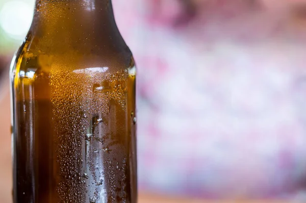 Fondo Base Bottiglia Birra Marrone Con Gocce Rugiada Con Spazio — Foto Stock