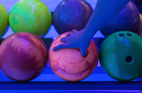 Boule Bowling Rose Vert Dans Lumière Infrarouge Sélection Main Série — Photo